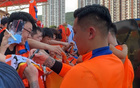 泰山球迷日王大雷受追捧，尖叫爆表